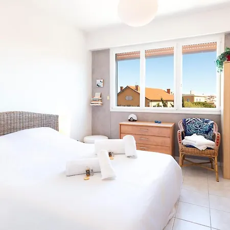 Spacious & Bright 2 Bedroom In City Center With Parking Holiday home Antibes