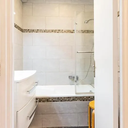 Spacious & Bright 2 Bedroom In City Center With Parking בית נופש *