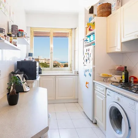 Spacious & Bright 2 Bedroom In City Center With Parking
