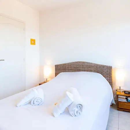 Spacious & Bright 2 Bedroom In City Center With Parking Antibes