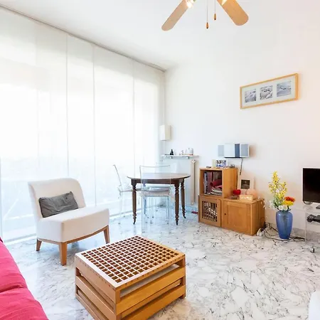 בית נופש Spacious & Bright 2 Bedroom In City Center With Parking *