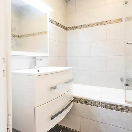 בית נופש Spacious & Bright 2 Bedroom In City Center With Parking אנטיב