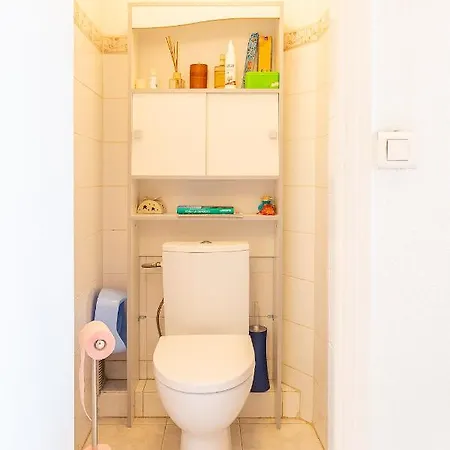 Spacious & Bright 2 Bedroom In City Center With Parking Holiday home