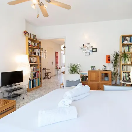 Spacious & Bright 2 Bedroom In City Center With Parking