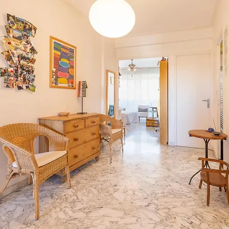 Spacious & Bright 2 Bedroom In City Center With Parking *